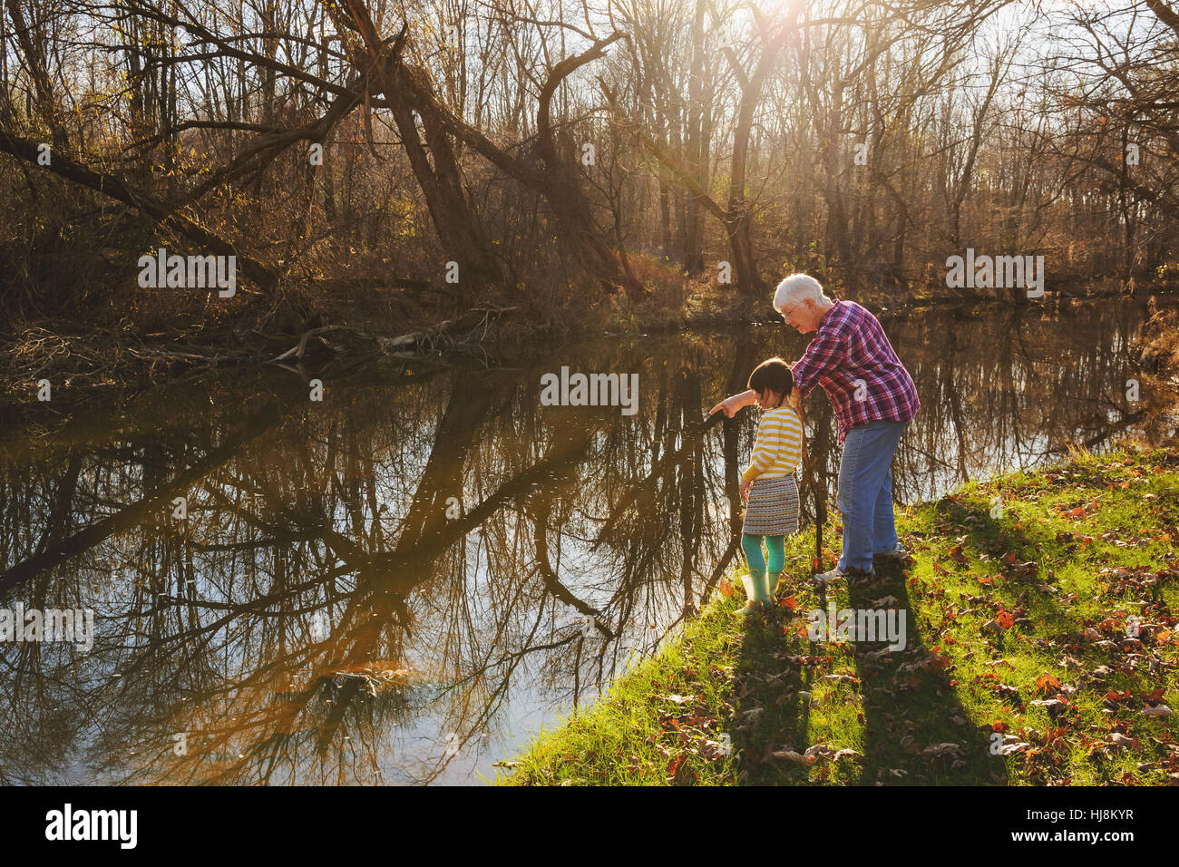 Grand-mère pointing at River avec sa petite-fille Banque D'Images