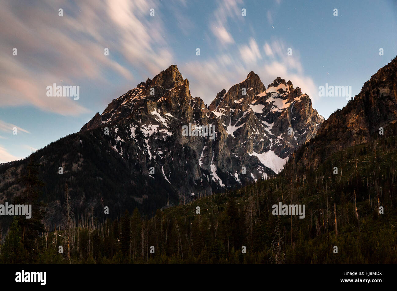 La Cathédrale Groupe de pics Teton éclairée de la lune et de l'atmosphère twilight de l'autre. Parc National de Grand Teton, Wyoming Banque D'Images