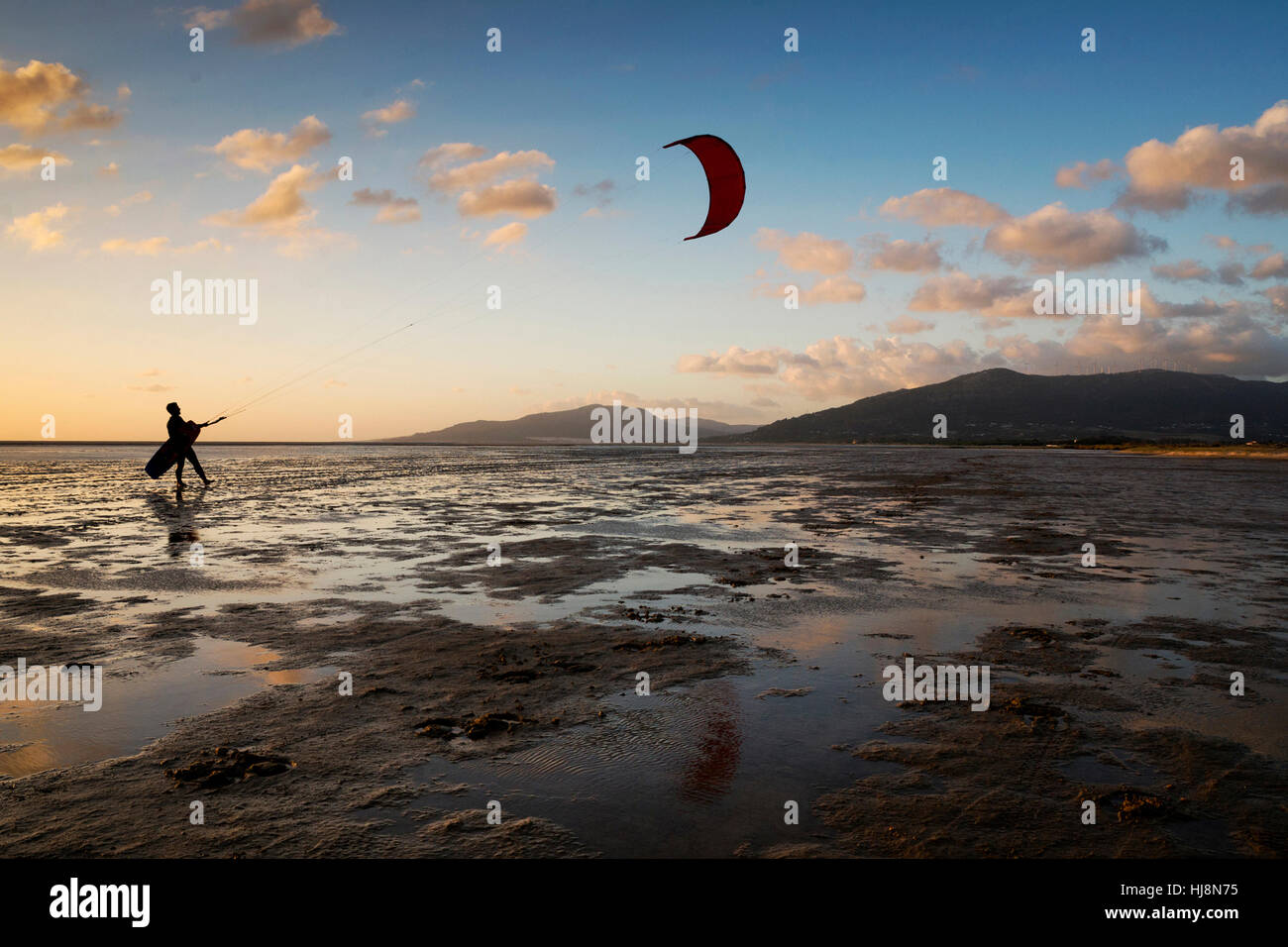 Silhouette d'un homme le kitesurf, la plage de Los Lances, Tarifa, Cadix, Andalousie, Espagne Banque D'Images