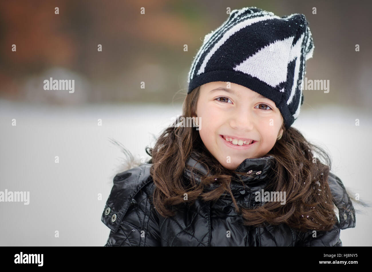 Portrait of a smiling girl in winter hat Banque D'Images
