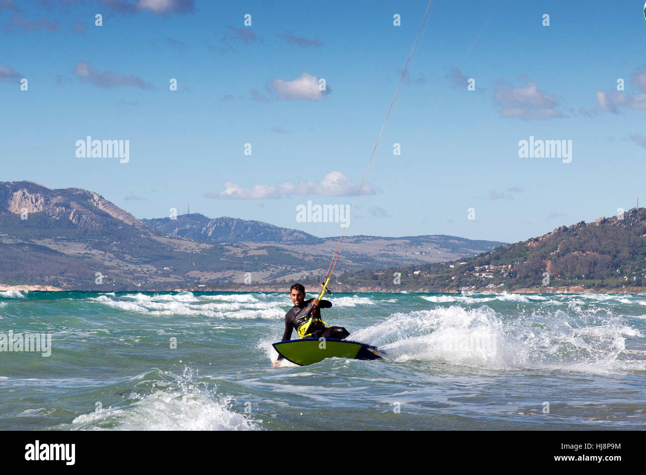 Le kitesurf avec hematite homme surfboard, Los Lances, Tarifa, Cadix, Andalousie, Espagne Banque D'Images
