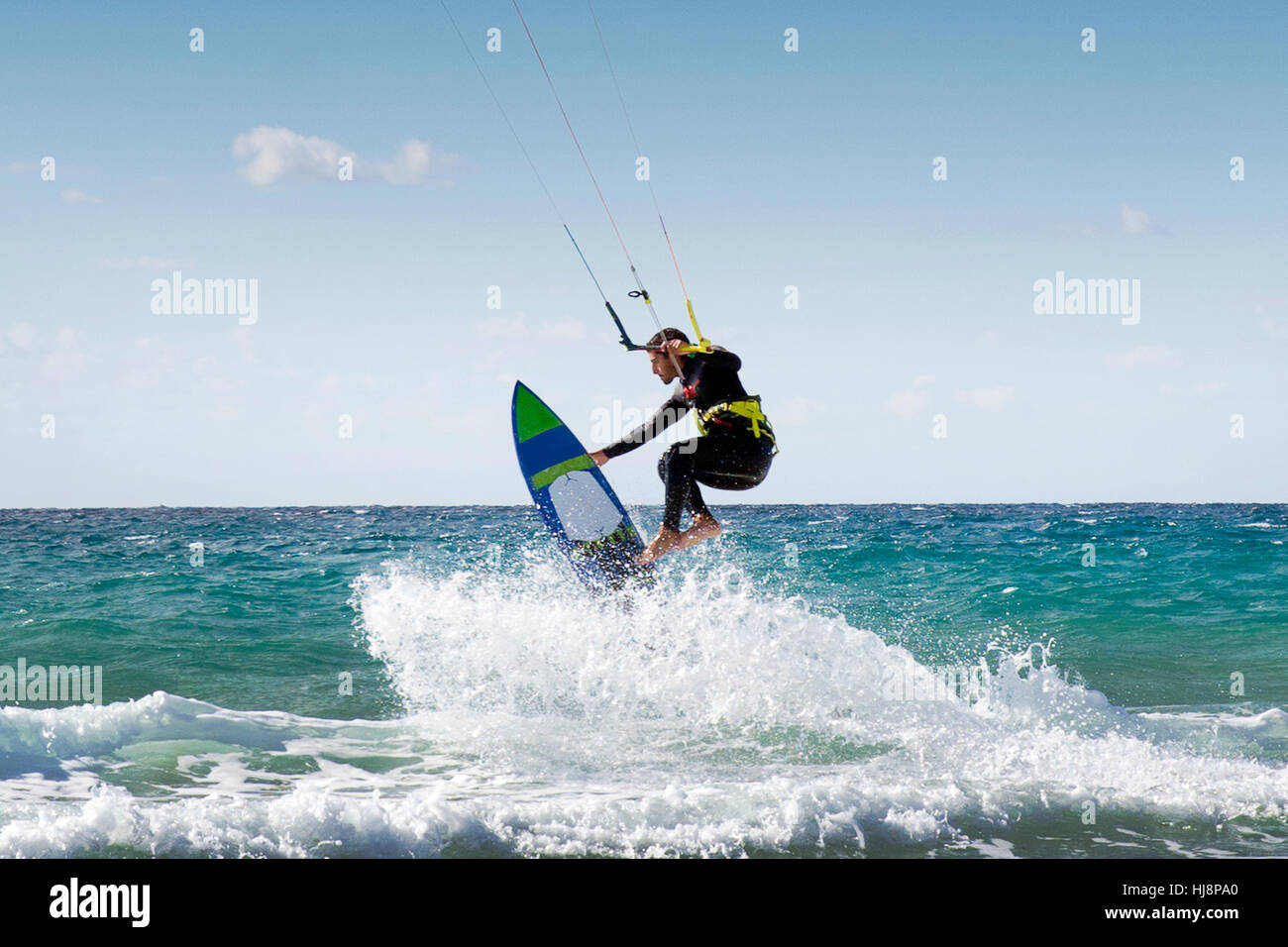 Le kitesurf avec hematite homme surfboard, Los Lances, Tarifa, Cadix, Andalousie, Espagne Banque D'Images