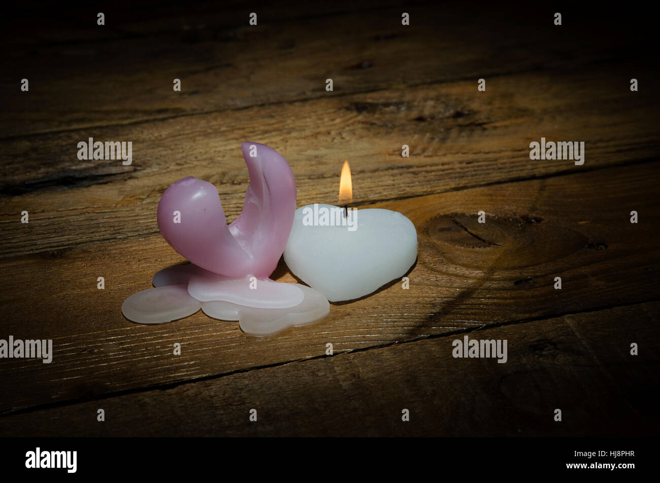 Les bougies en forme de cœur sur un fond sombre pour la Saint-Valentin. Banque D'Images