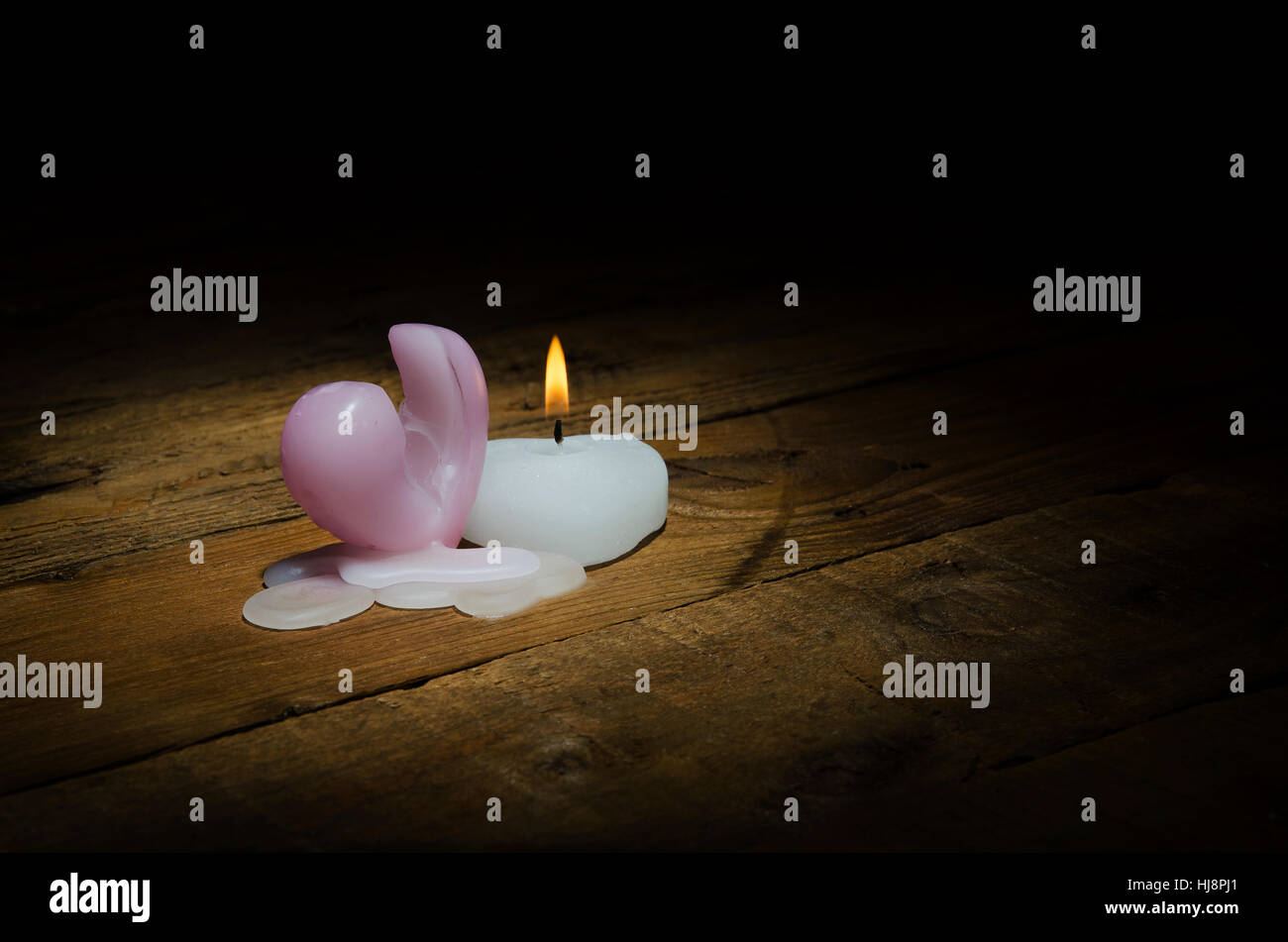 Les bougies en forme de cœur sur un fond sombre pour la Saint-Valentin. Banque D'Images