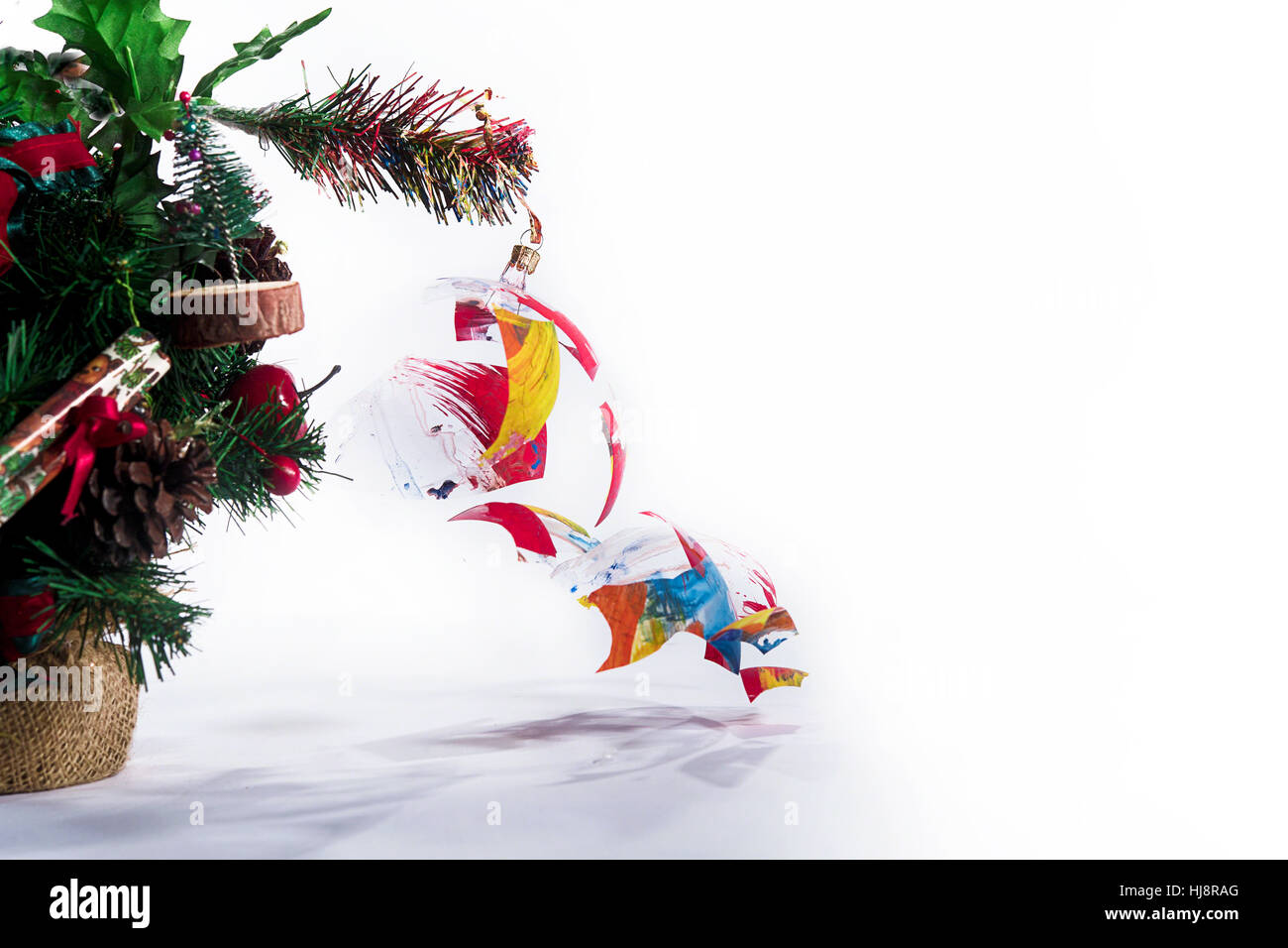 Broken Boule de Noël sur un arbre de Noël Banque D'Images