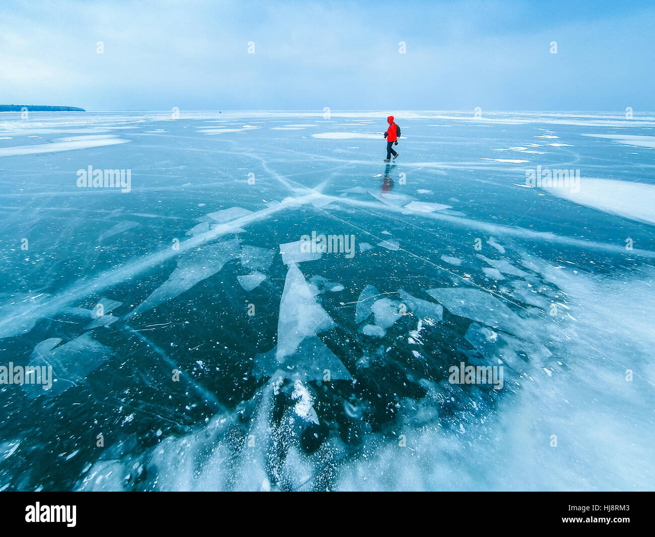 Homme marchant à travers le lac gelé, Apôtre Islands, Wisconsin, États-Unis Banque D'Images