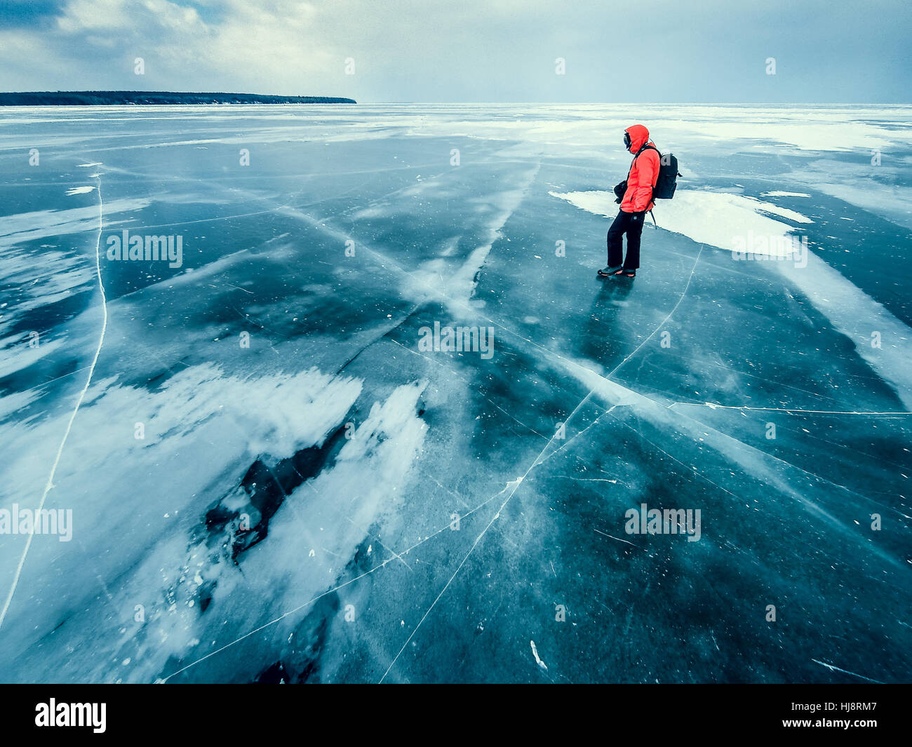 Homme debout sur un lac gelé, îles Apôtre, Wisconsin, États-Unis Banque D'Images