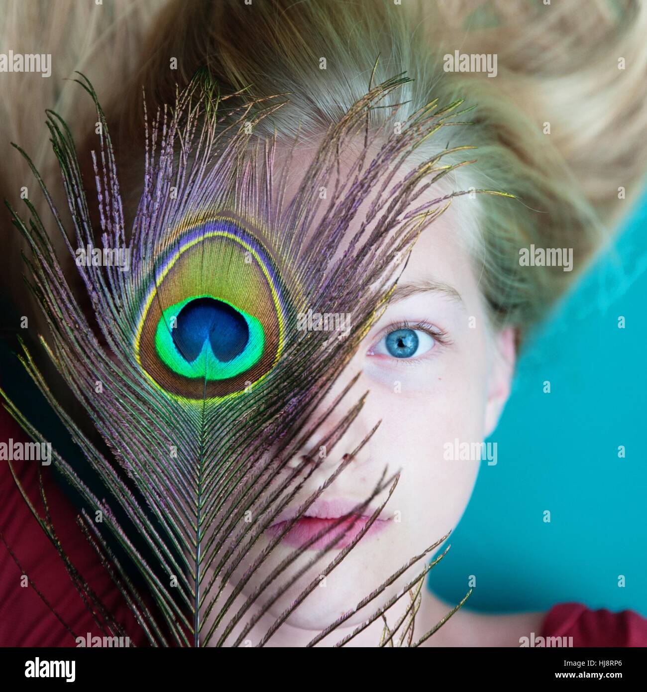 Fille avec un oeil de plume de paon Banque D'Images