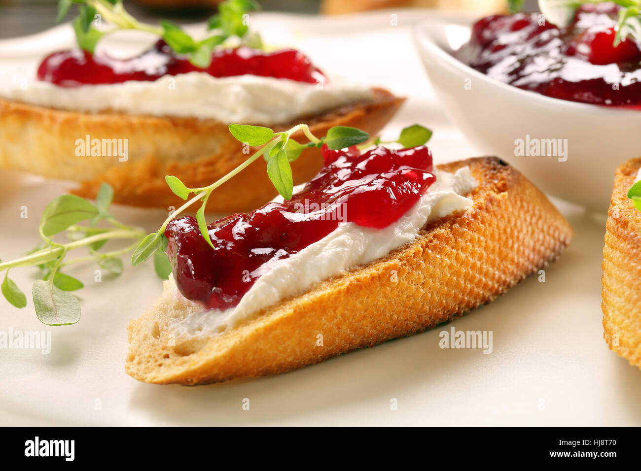 Toast avec du fromage cottage et de confiture de canneberges Banque D'Images