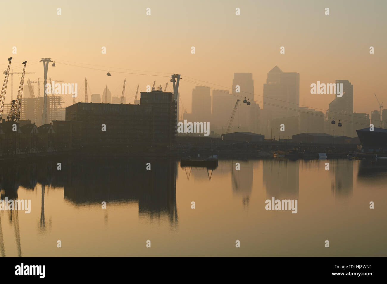 Canary Wharf à partir de Royal Victoria Dock London Docklands UK par temps froid en Janvier Banque D'Images