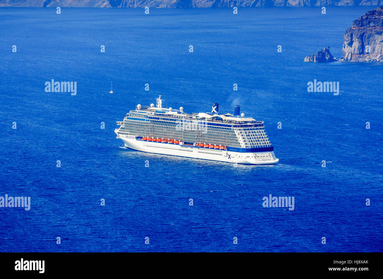 Le bateau de croisière Celebrity Reflection naviguant dans la mer Méditerranée d'un bleu azur profond au sein de la caldeira de l'île grecque de Santorini Banque D'Images
