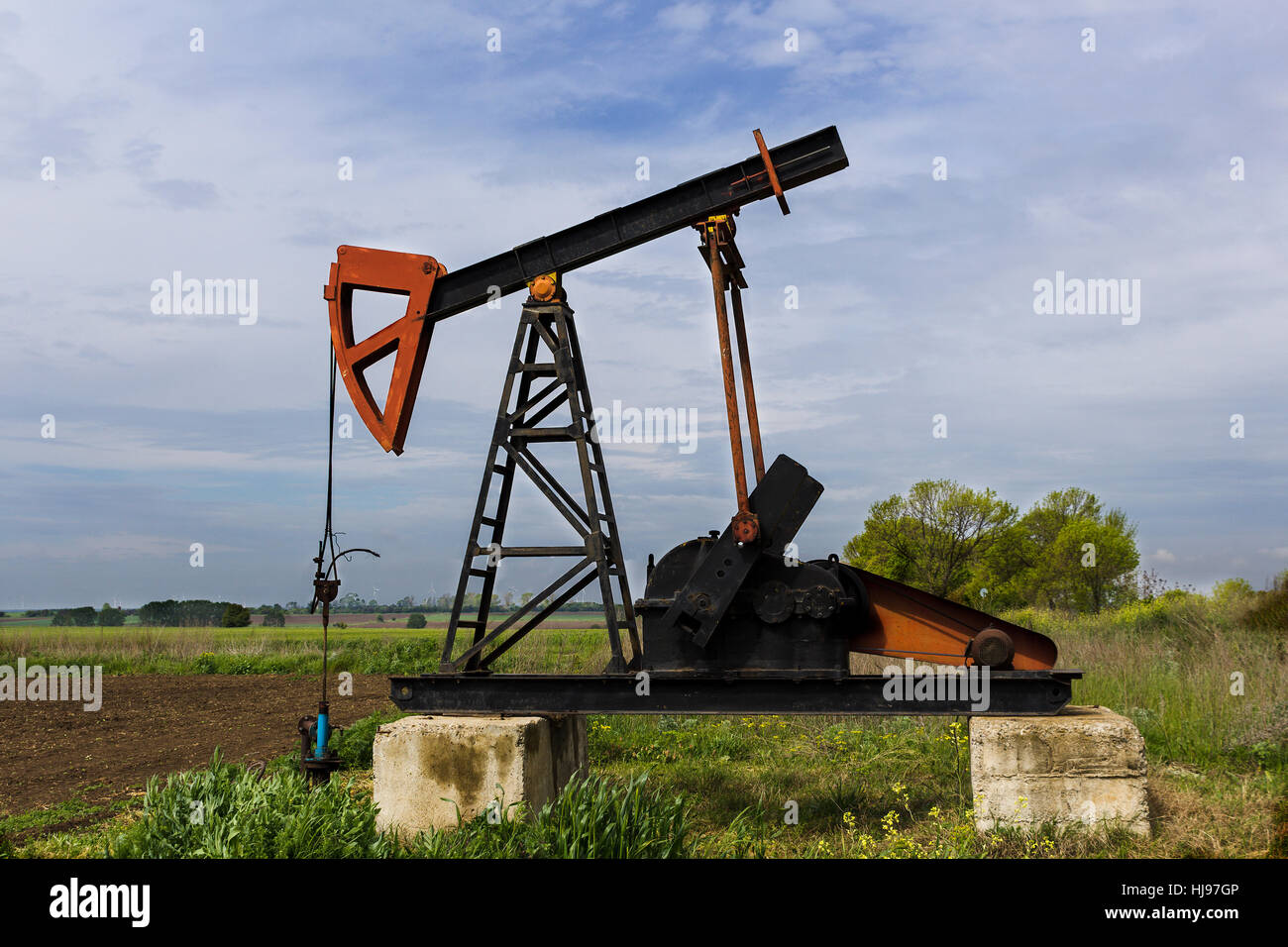 L'huile de petites pompes derrick sur le champ de pétrole, Bulgarie Banque D'Images