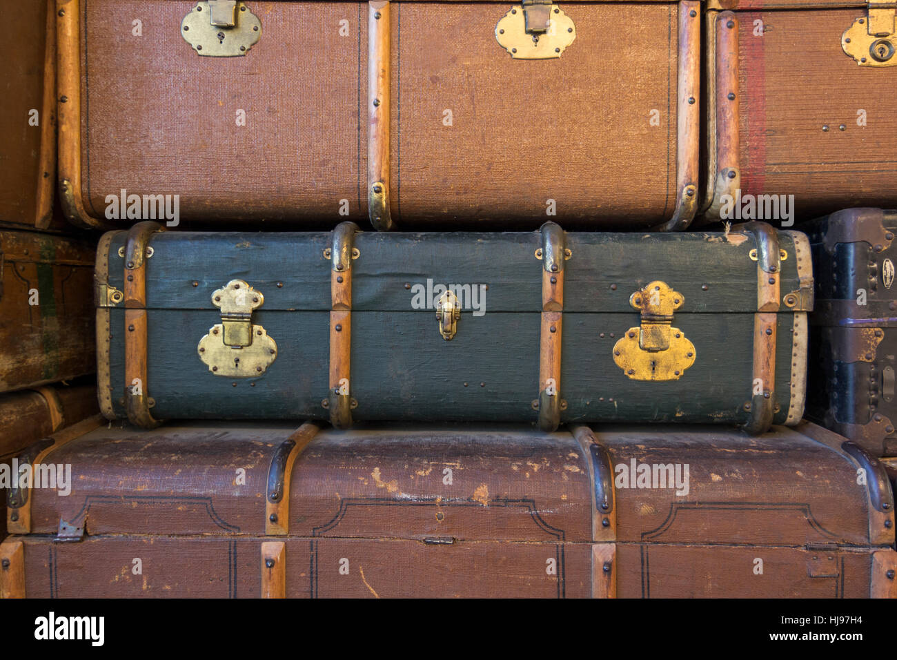 Pile de vieux cuir valises en couleurs marron sur railway station Banque D'Images