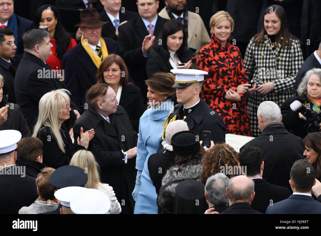 Melania Trump est escorté pour le président Cérémonie au Capitole, le 20 janvier 2017 à Washington, DC. L'atout de Donald est devenu le 45e président des États-Unis à la cérémonie. Banque D'Images