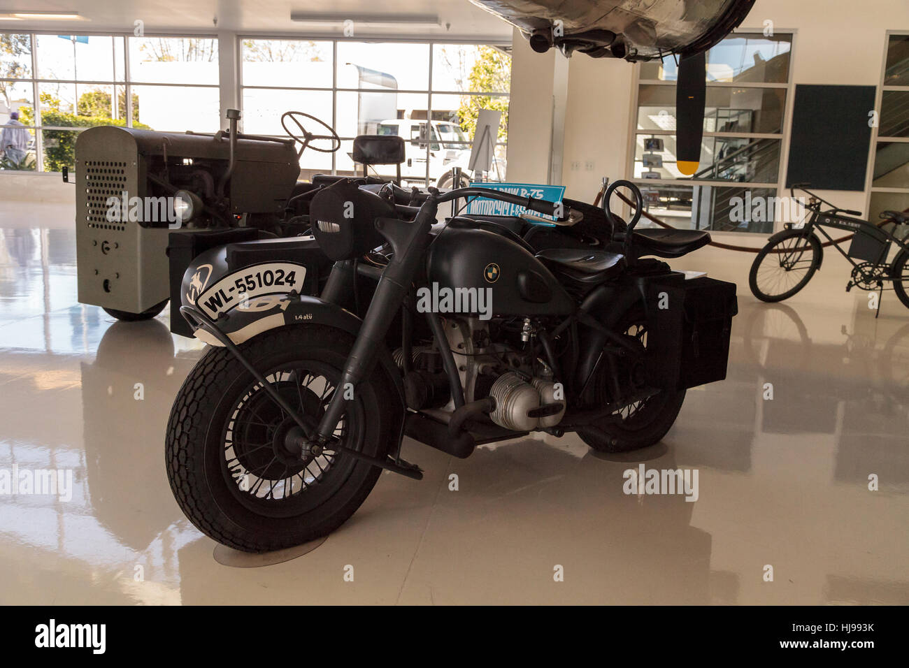 Gray 1944 BMW R-75 et d'un side-car moto affichée à la Musée Lyon Air à Santa Ana, Californie Banque D'Images