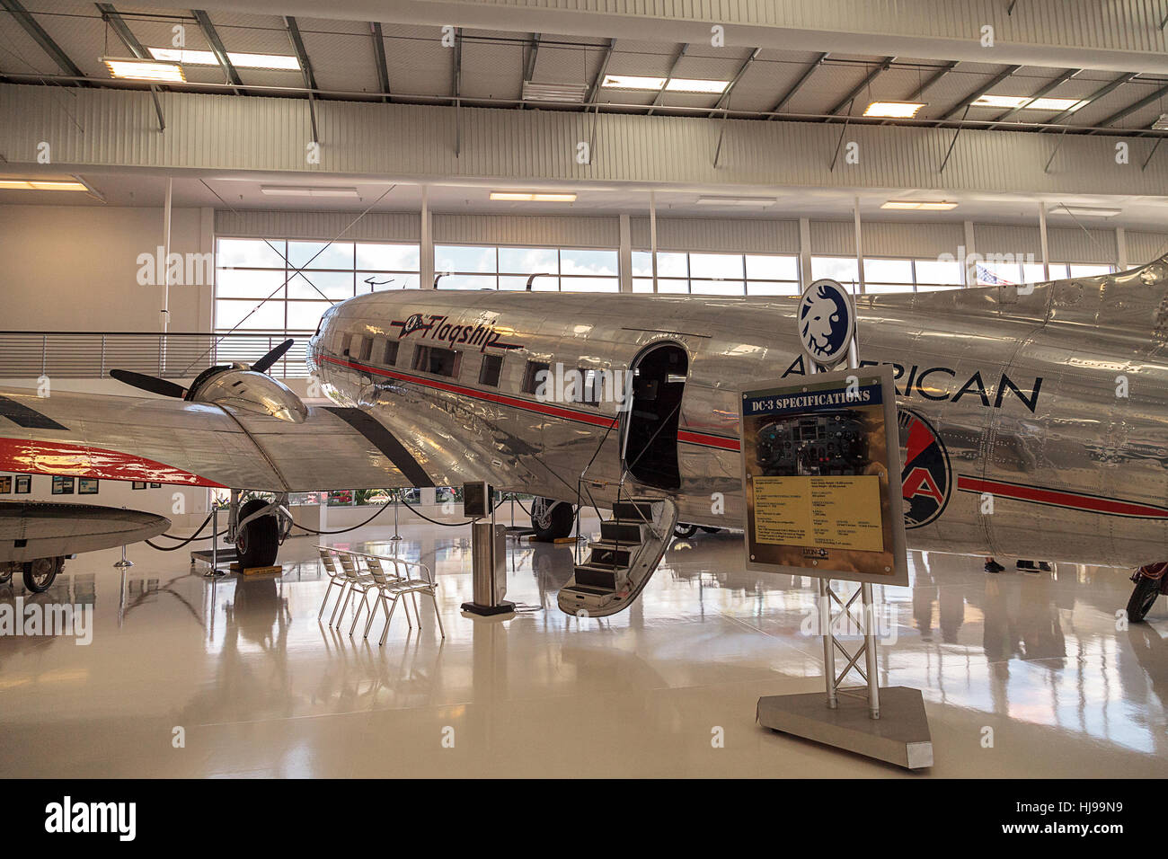 Santa Ana, CA, USA - Le 21 janvier 2017 : Douglas DC-3 appelé avion Orange County Phare affichée au Musée Lyon Air en S Banque D'Images