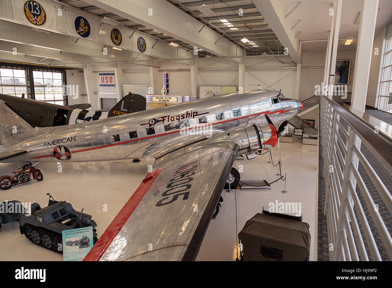 Santa Ana, CA, USA - Le 21 janvier 2017 : Douglas DC-3 appelé avion Orange County Phare affichée au Musée Lyon Air en S Banque D'Images