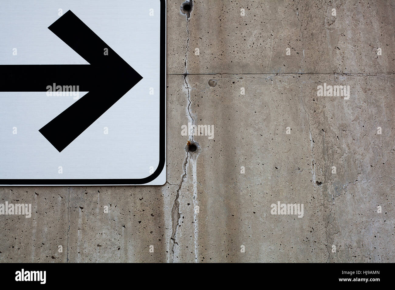 Panneau de flèche sur mur de béton vers la droite Banque D'Images