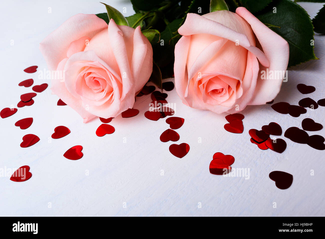 Les symboles de la Saint-Valentin. Deux roses avec forme de coeur pailettes. Jour de mariage élégant carte de vœux ou d'invitation. Banque D'Images