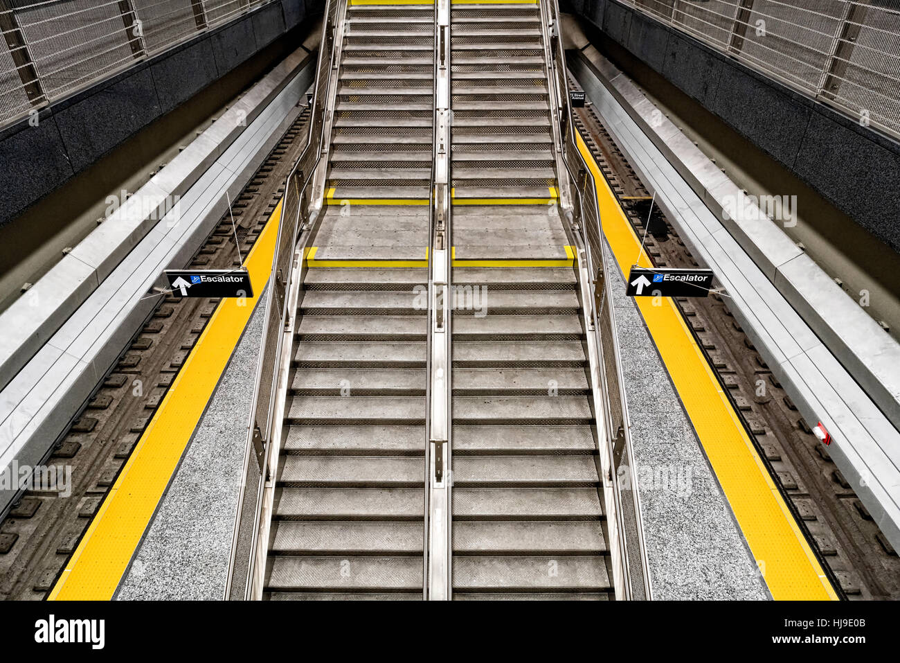 Escalier reliant la plate-forme à niveau le niveau médian, à la 72e Street Station sur la nouvelle ligne de métro de la 2e Avenue, New York, Manhattan, NYC Banque D'Images