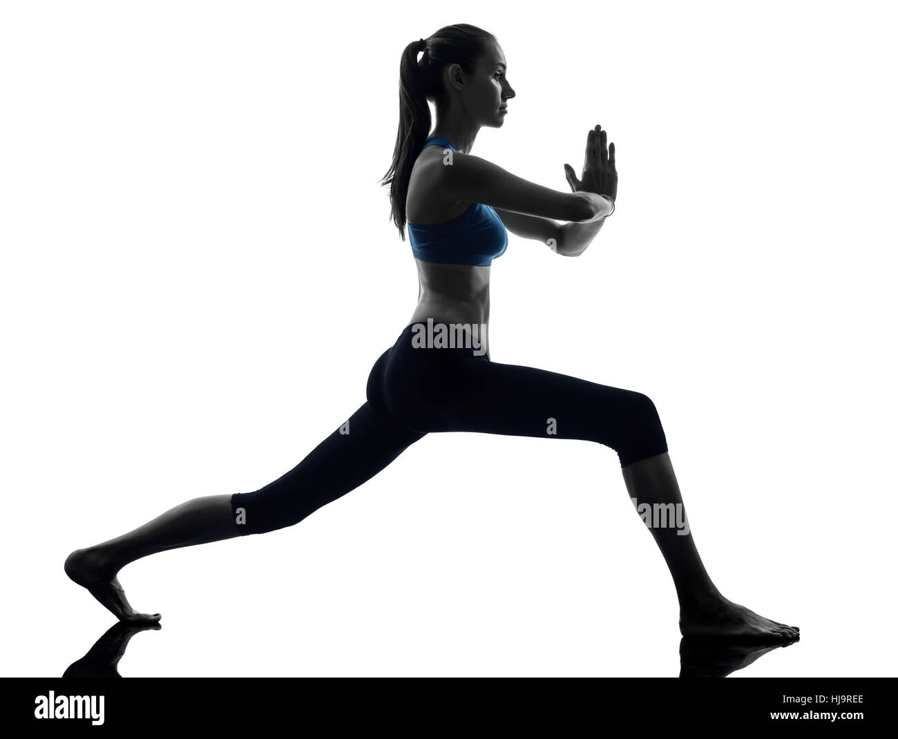 Un exercice de yoga woman warrior en position d'ossature studio isolé sur fond blanc Banque D'Images