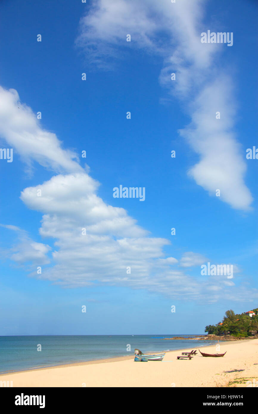 Soleil du midi de l'été avec vue sur la plage de l'océan plage de sable  blanc ciel bleu avec deux lignes de nuages Photo Stock - Alamy