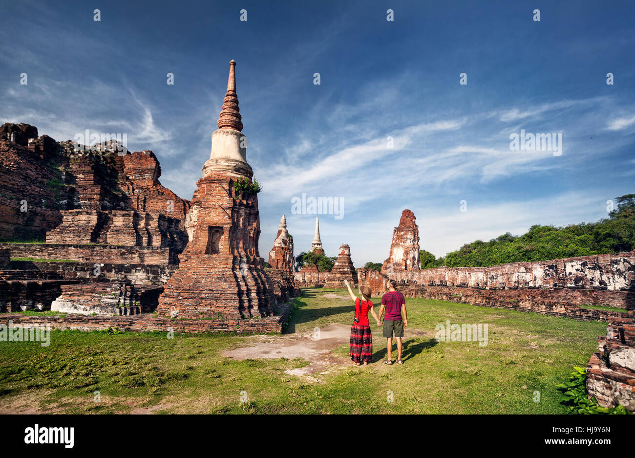 Jeune couple en rouge vêtements avec photo caméra à la ruine antique au Wat Mahathat à Ayutthaya, Thaïlande Banque D'Images