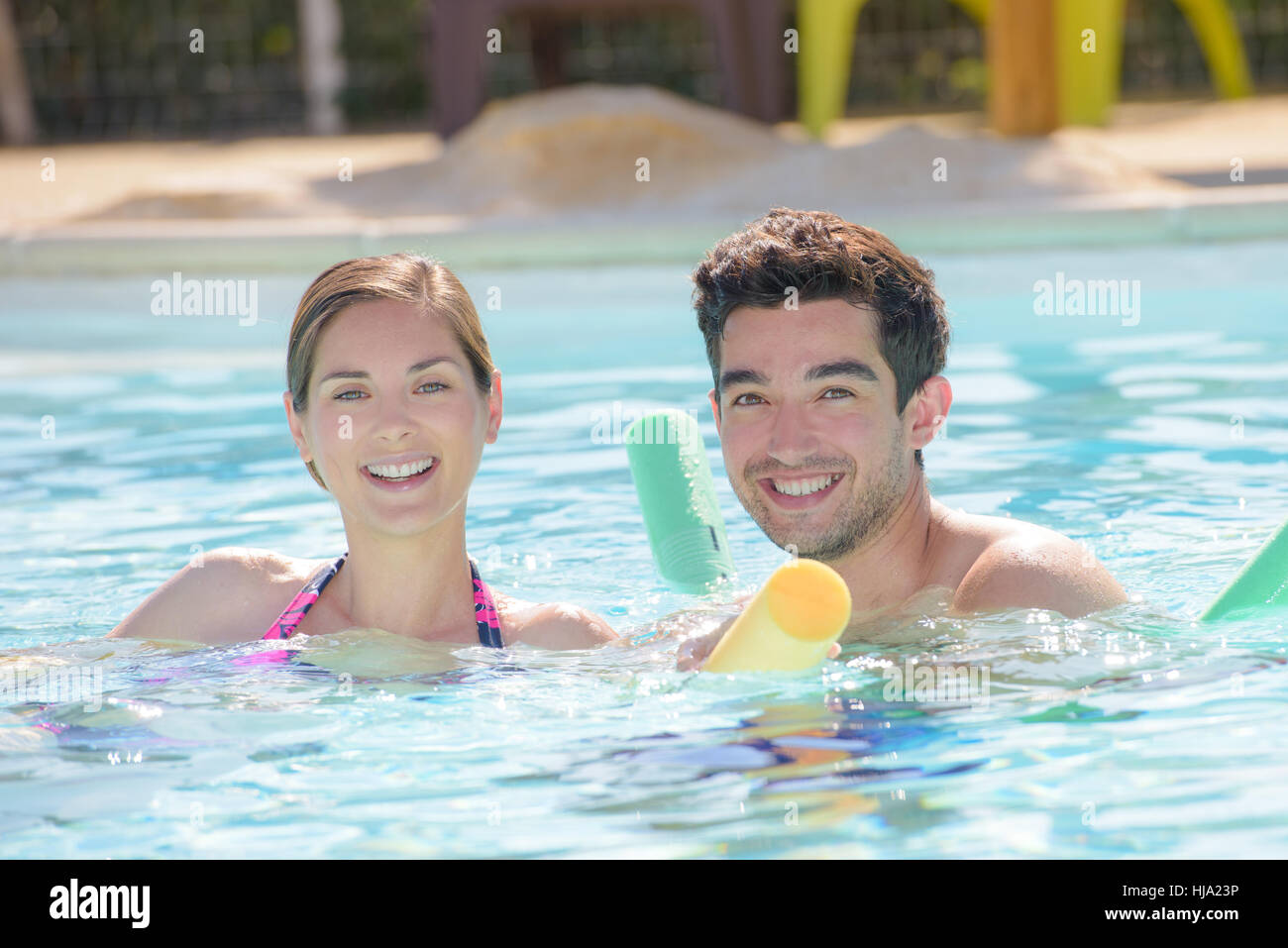 Couple in swimming pool Banque D'Images