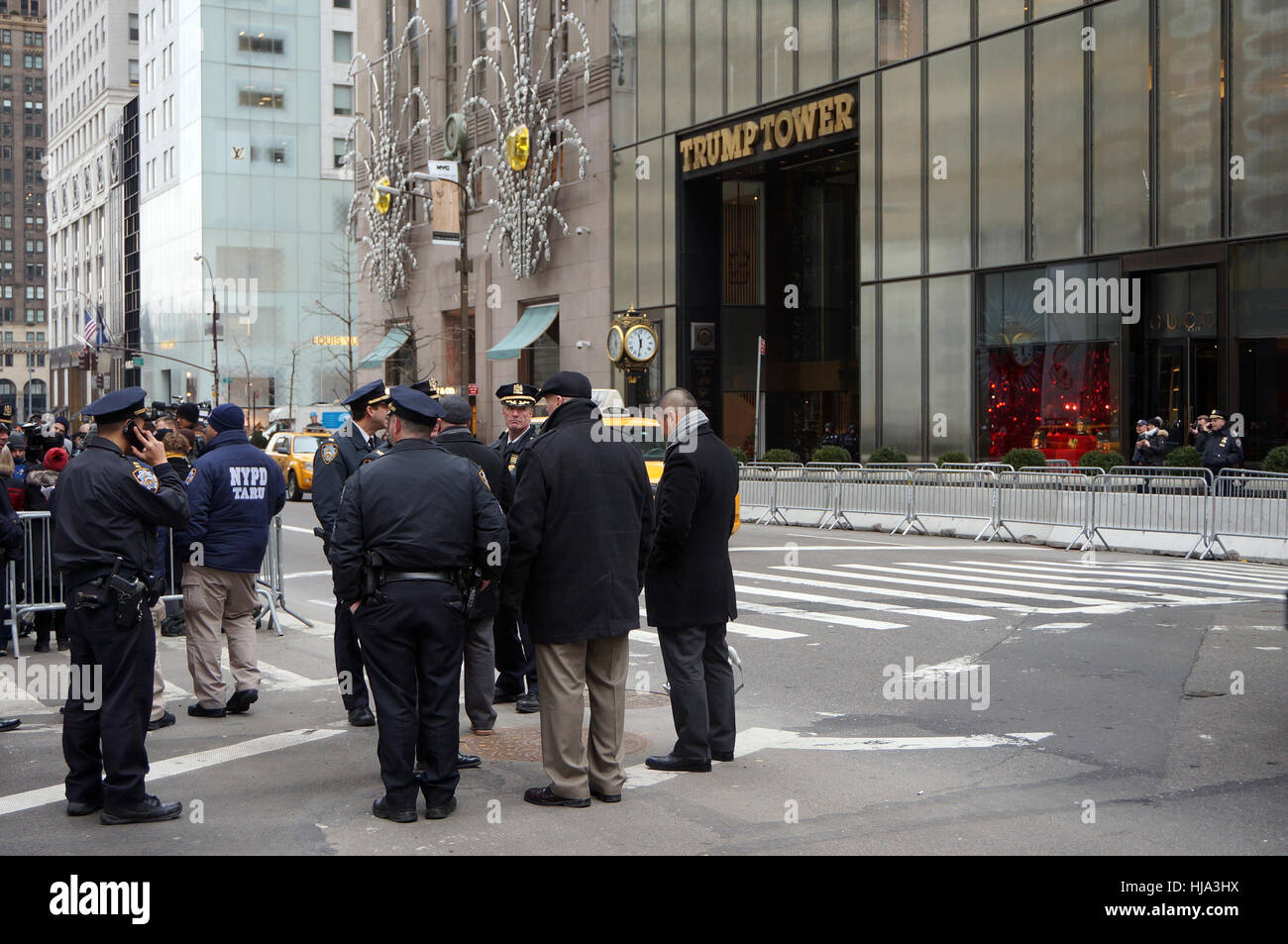 En face de la police Trump Tower le jour de l'investiture Banque D'Images
