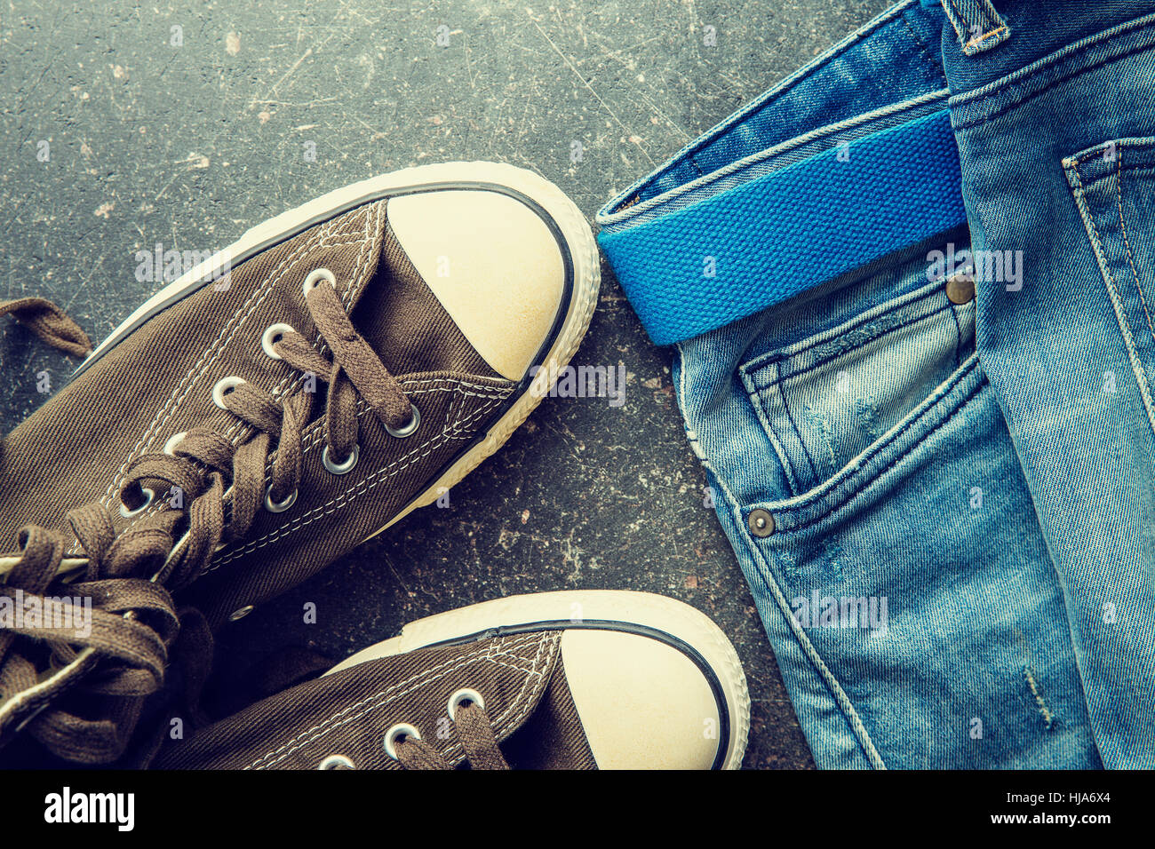 Le blue-jeans et baskets vintage. Vue d'en haut. Banque D'Images