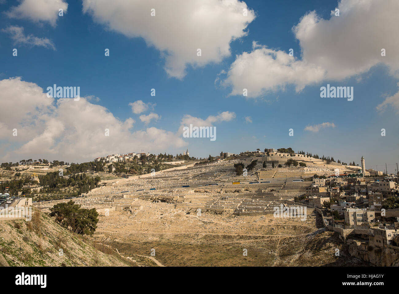 Le mont des Oliviers à Jérusalem. Cimetière juif, tombes anciennes et l'église sur le Mont des Oliviers. Israël. Banque D'Images