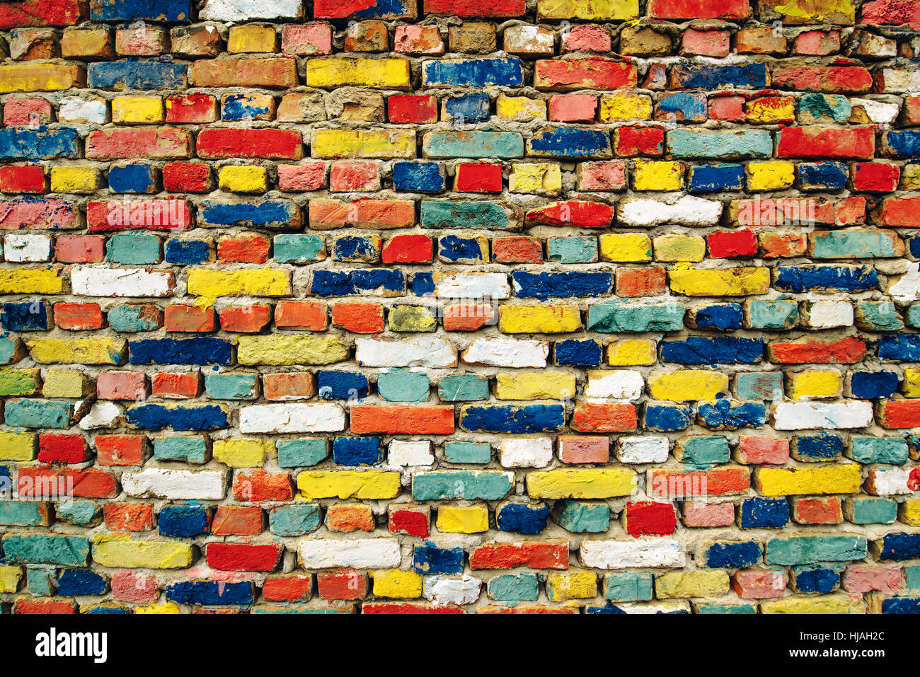 Briques peintes multicolores, mur extérieur en toile de fond, motif urbain Banque D'Images