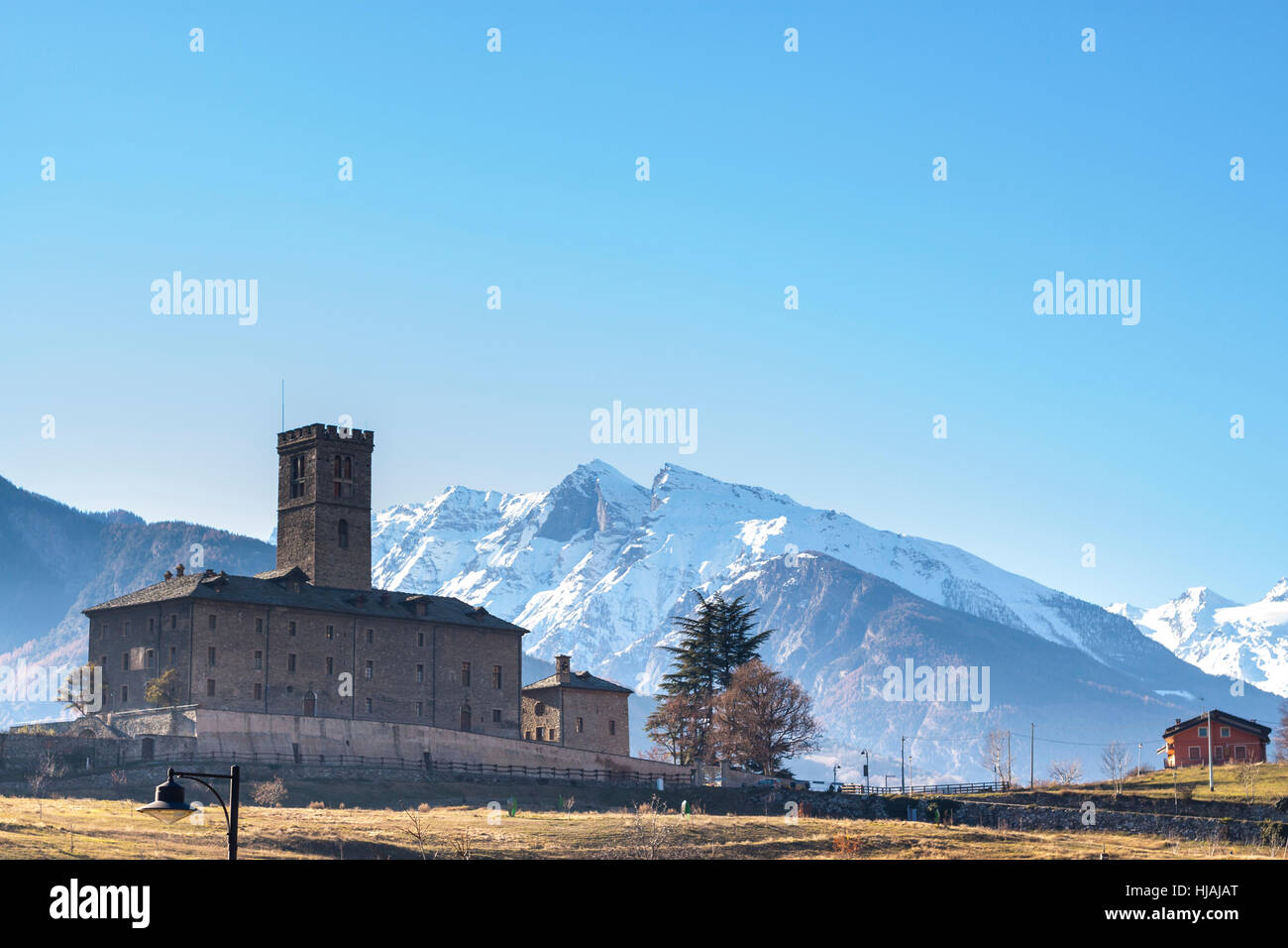 Paysage avec un château. Aoste, Val d'Aoste. Italie Banque D'Images