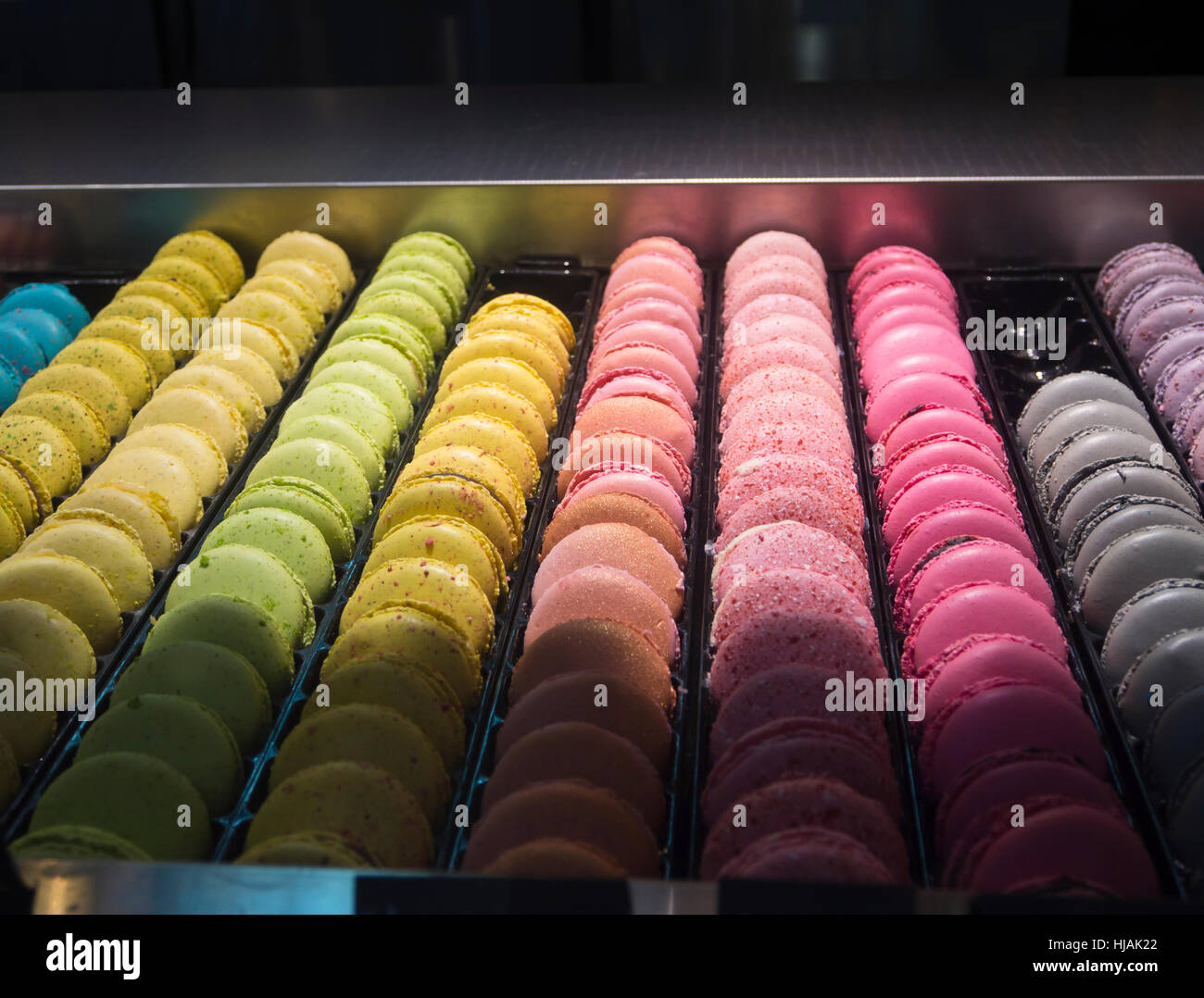 Couleurs arc-en-ciel en macarons français Banque D'Images