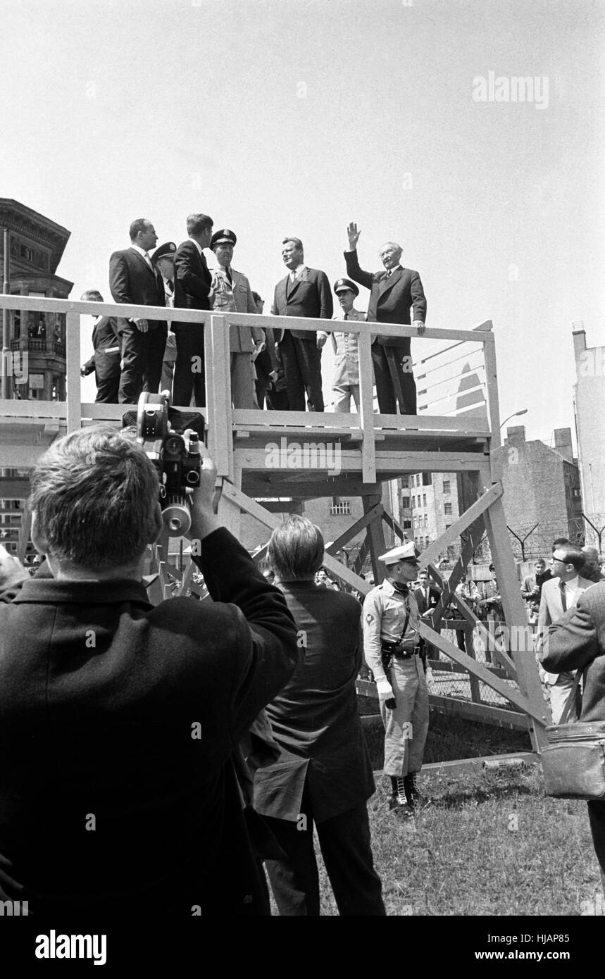 Président américain John F. Kennedy (l) à un point de vue sur le mur de Berlin le 26 juin 1963. Droit au chancelier allemand Konrad Adenauer et le maire de Willy Brandt (M). Banque D'Images