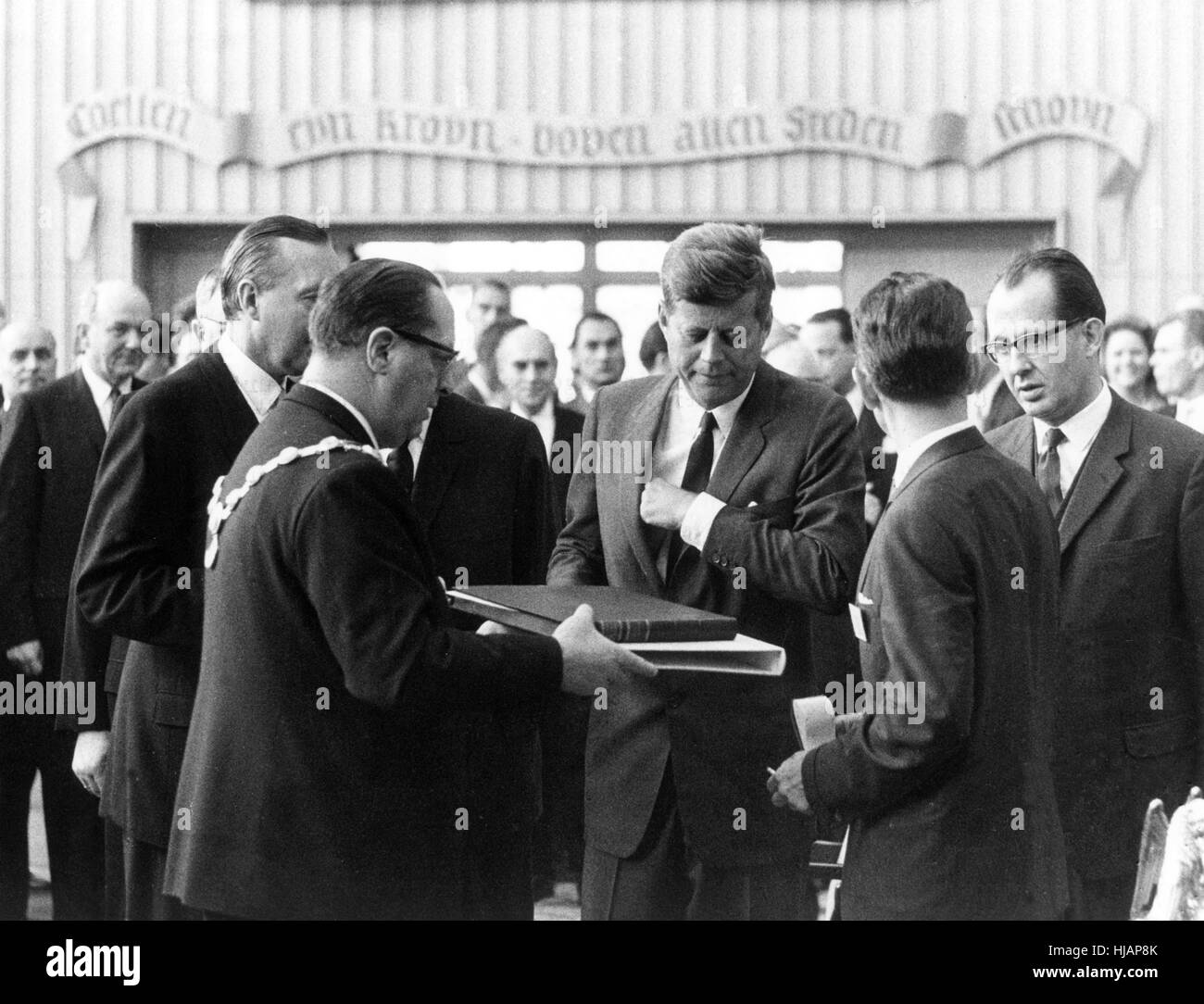 Président américain John F. Kennedy (m) reçoit un cadeau de bienvenue, un livre illustré sur un tour du Rhin et enregistre avec symphonies de Beethoven, par lord mayor Theo (Commune l, avec la chaîne de fonction) à l'hôtel de ville de Cologne peu après son arrivée à l'aéroport de Cologne-Bonn, le 23 juin 1963. Le président a visité la République fédérale pour quatre jours. Banque D'Images