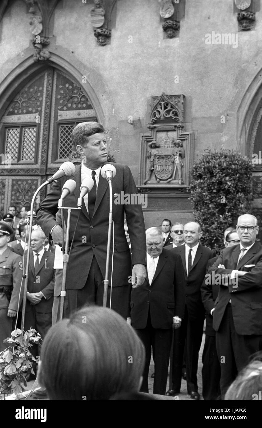 John F. Kennedy adressée la foule en face de l'Roemer - l'hôtel de ville historique - le 25 juin 1963 à Francfort. Au côté droit de Kennedy (l-r) Ludiwg Erhard, Dean Rusk et Georg August Zinn. Banque D'Images