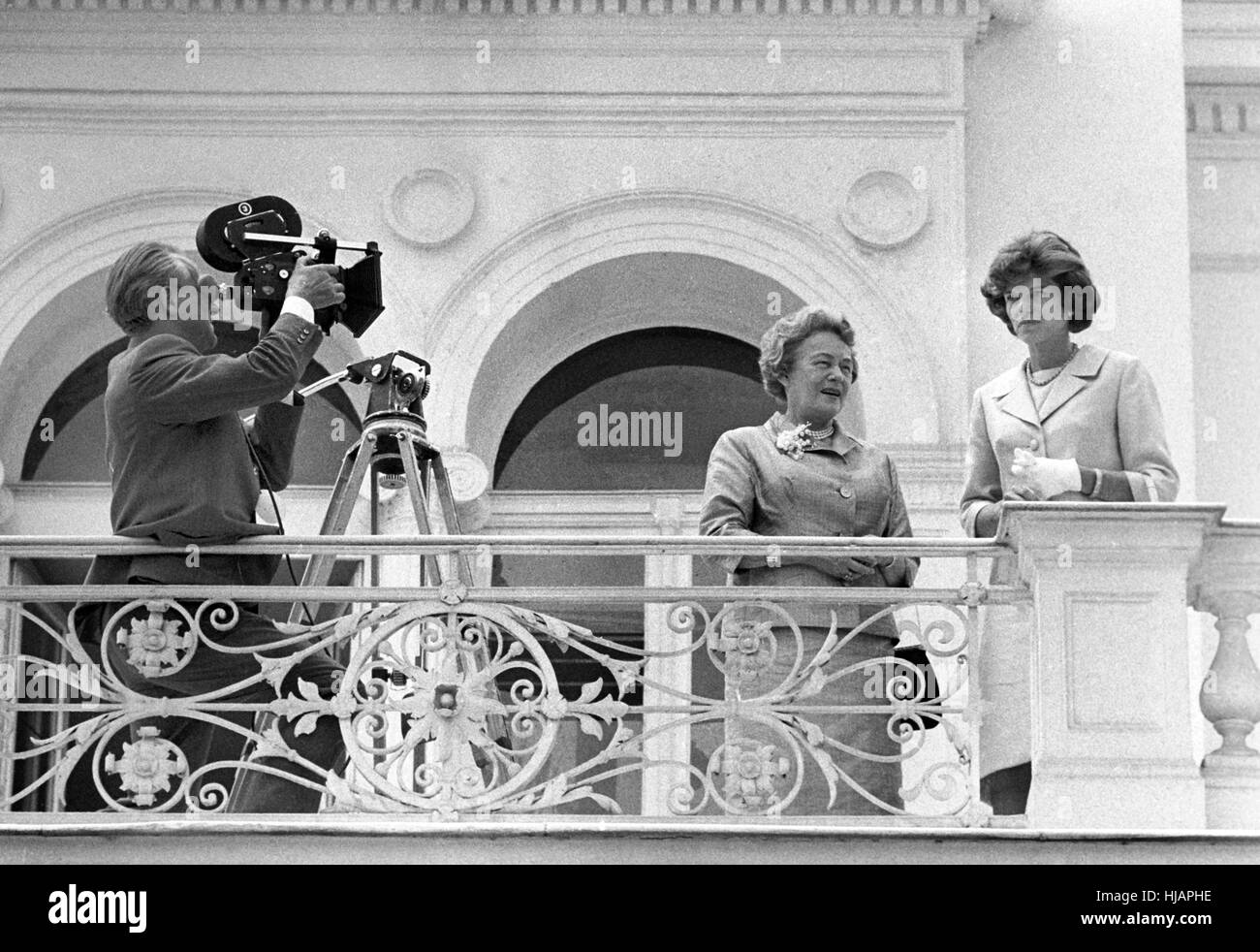 L'épouse du président allemand Wilhelmine Lübke (l) et Eunice Shriver sur le balcon de la Villa Hammerschmidt à Bonn le 23 juin 1963. Banque D'Images