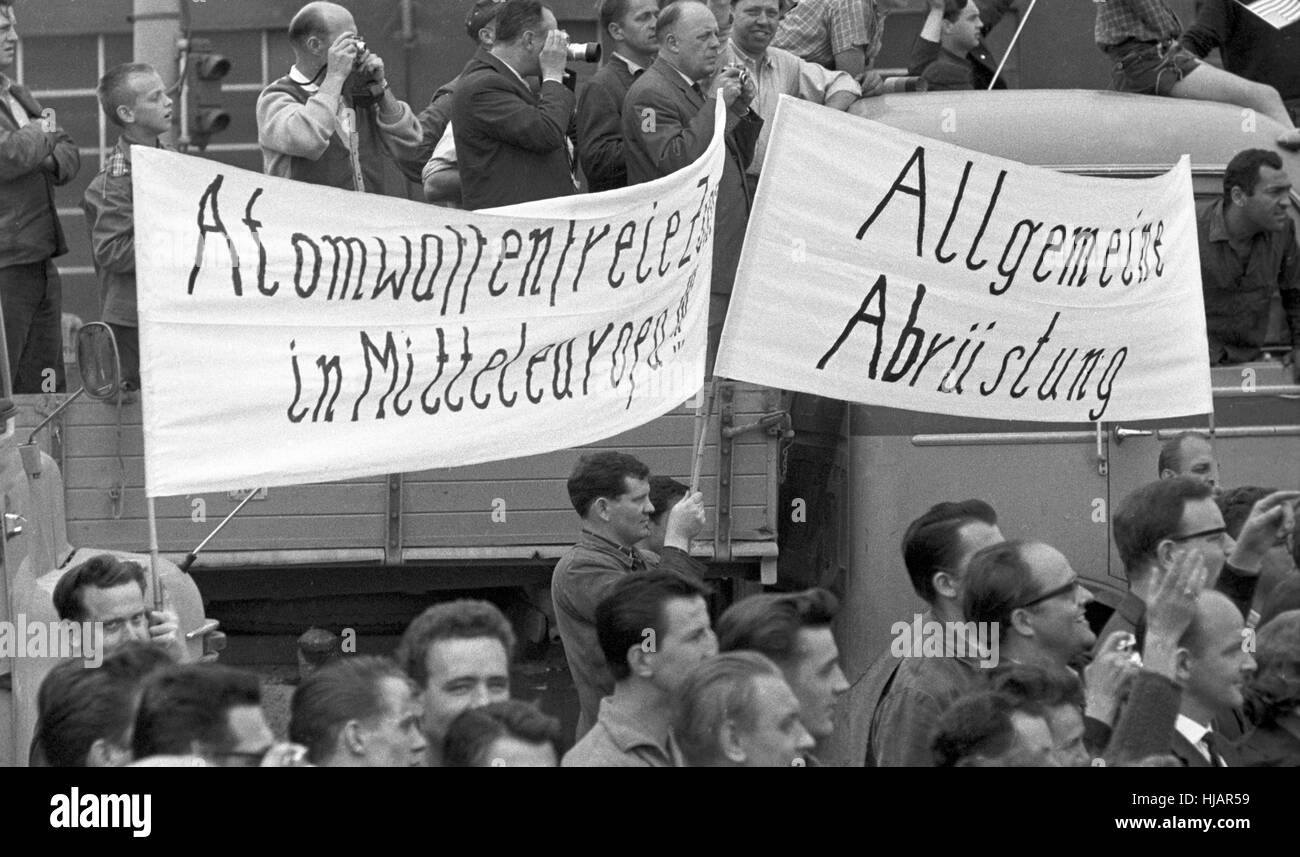 Les manifestants exigeant le désarmement. Après avoir visité un défilé militaire de l'OTAN à base d'air Langendiebach à Hanau le 25 juin 1963 a conduit à un JFK limousine de Hanau à Francfort accompagné par le vice-chancelier Ludwig Erhard et premier ministre d'état de Hesse Zinn. Banque D'Images
