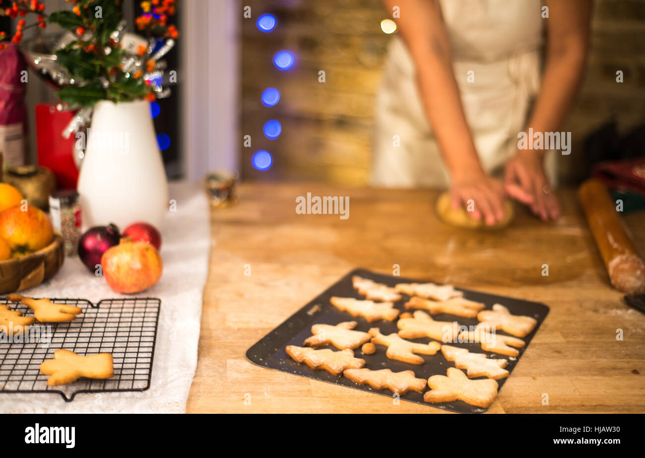 Mid section of woman écrasement de biscuit de Noël comptoir de cuisine à pâtisserie Banque D'Images