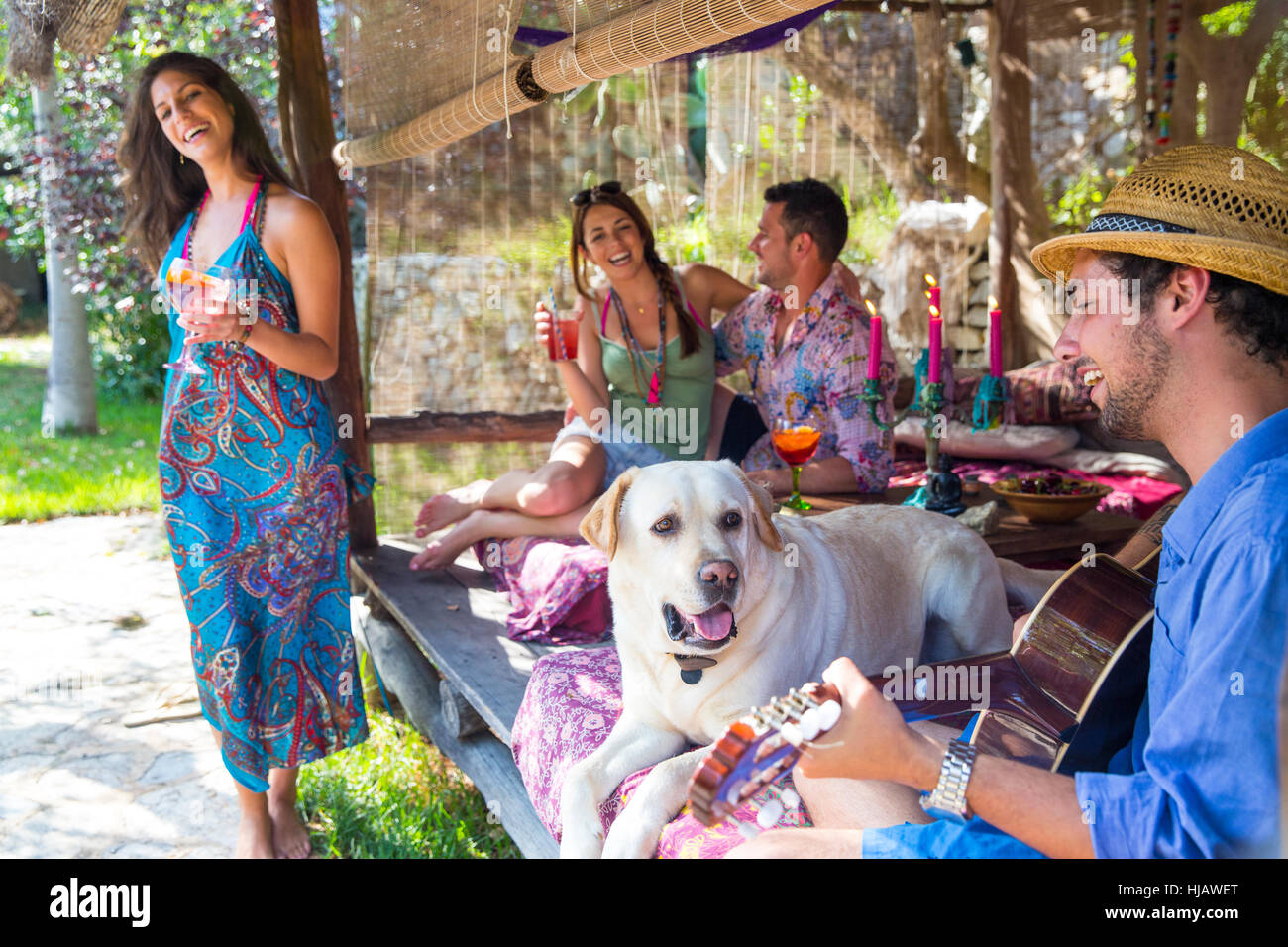 Amis de pergola à jouer de la guitare, danser Banque D'Images