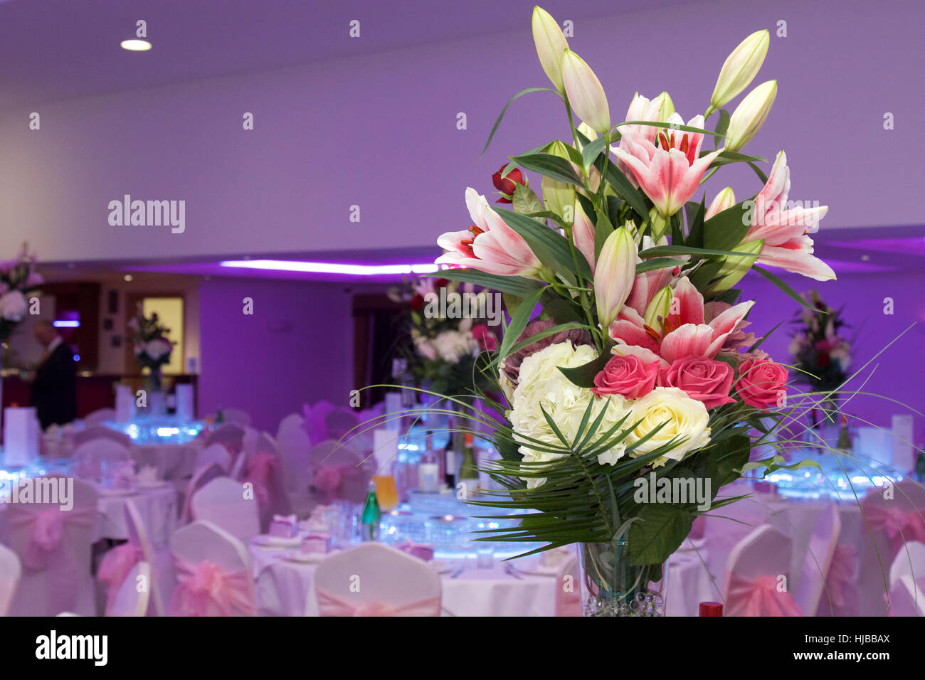 Arrangement de fleurs sur une table de petit-déjeuner de mariage. Photo par Adam Tiernan Thomas Banque D'Images