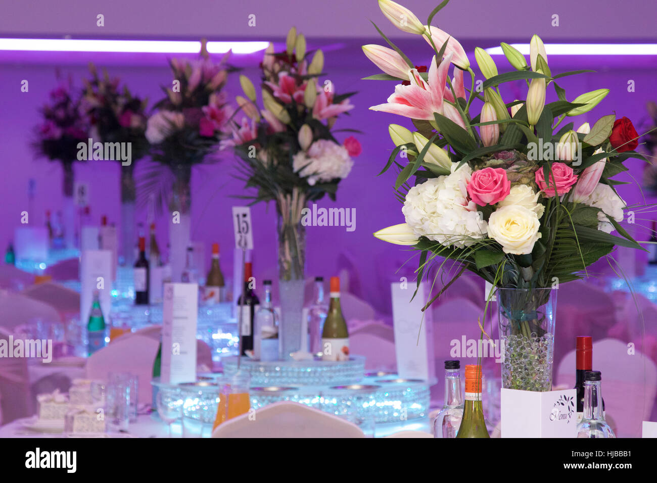 Arrangements de fleurs sur la table de petit-déjeuner de mariage. Photo par Adam Tiernan Thomas Banque D'Images