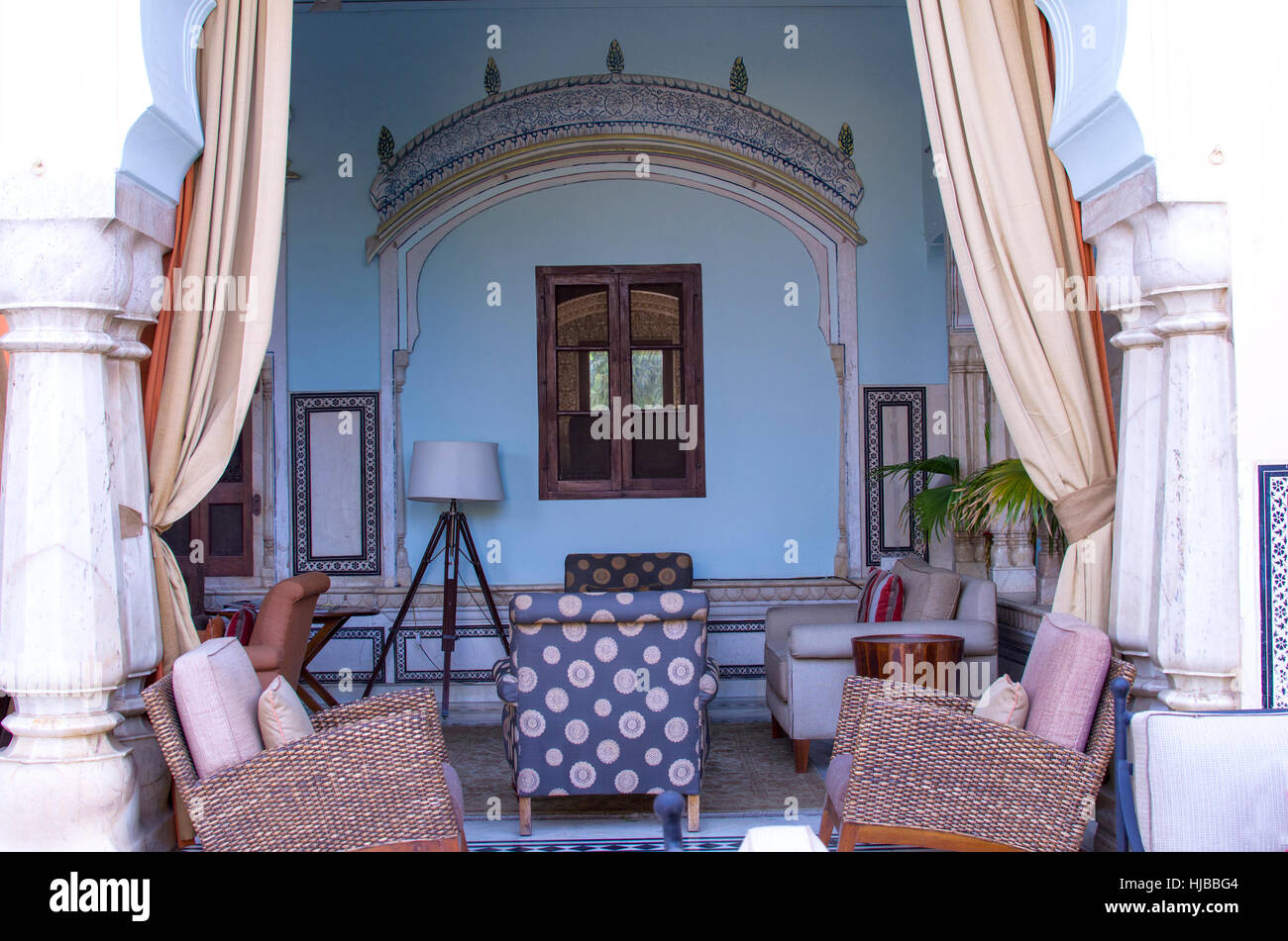 Dans l'intérieur avec des meubles de style indien, un intérieur, Affaires indiennes, style, ancien, des meubles, un canapé, un canapé, une chaise, portieres Banque D'Images
