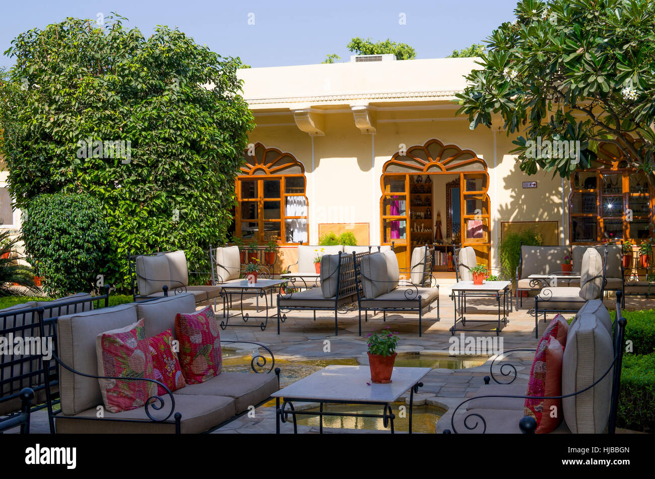 Dans l'intérieur avec des meubles de style indien, un intérieur, Affaires indiennes, style, ancien, des meubles, un canapé, un canapé, une chaise, portieres Banque D'Images