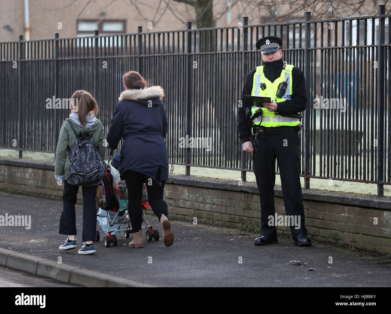 Les agents de police enquête sur une tentative de meurtre retour à la zone près de St George's l'école primaire en Penilee, Glasgow, où un homme a été abattu il y a une semaine. Banque D'Images