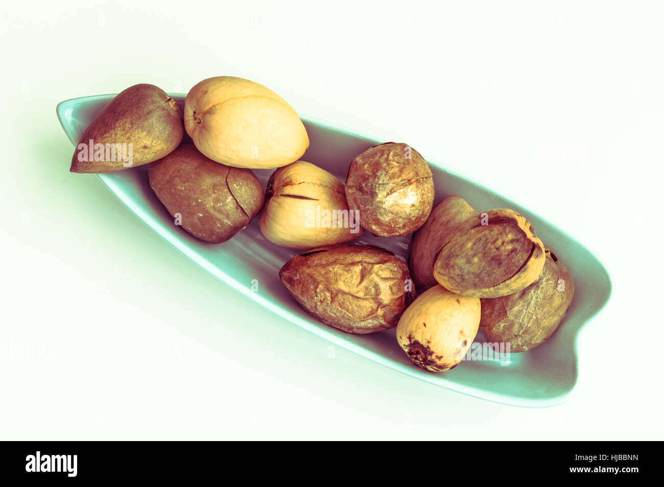 Groupe des graines d'avocat servi dans une assiette bleue Banque D'Images