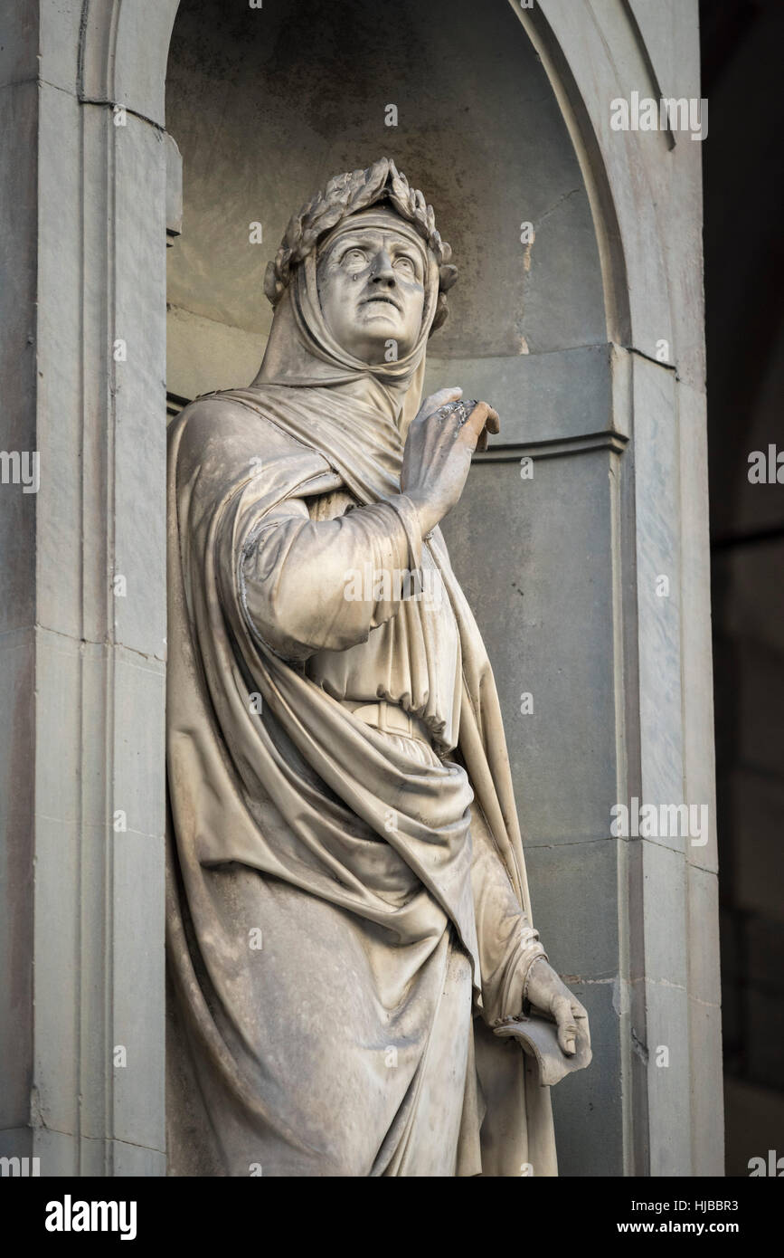 Florence. L'Italie. Statue de Pétrarque (Francesco Petrarca, 1304-1374), poète italien, Galerie des Offices. Banque D'Images