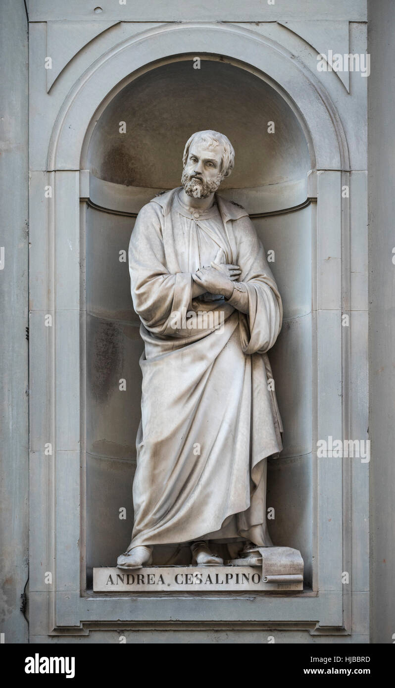 Florence. L'Italie. Statue d'Andrea Cesalpino (1519-1603), médecin italien, philosophe et botaniste, Galerie des Offices. Banque D'Images