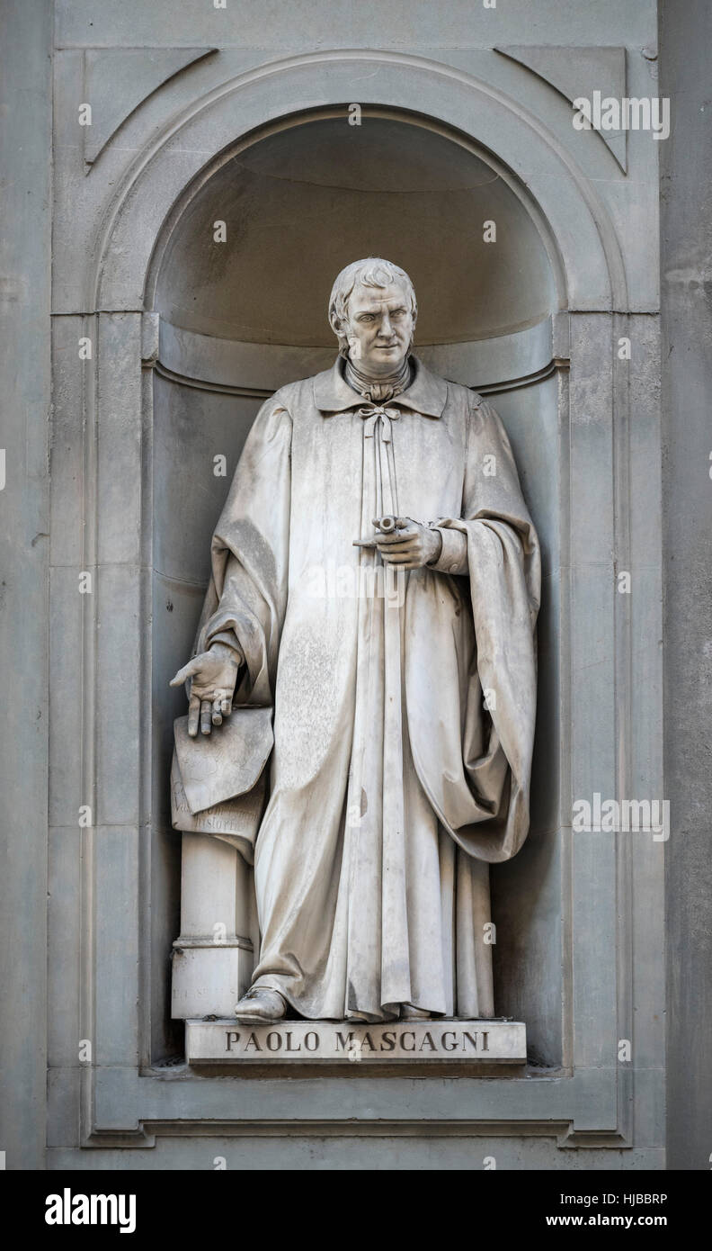 Florence. L'Italie. Statue de Paolo Mascagni (1755-1815), médecin italien, Galerie des Offices. Banque D'Images